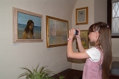 07 La nipote fotografa il quadro con la zia Maria Pia